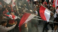 Massa nampak membawa serta spanduk dan bendera Merah-Putih saat melakukan aksi demo di depan gedung KPK. Iswahyudi/Dok. Detikcom.