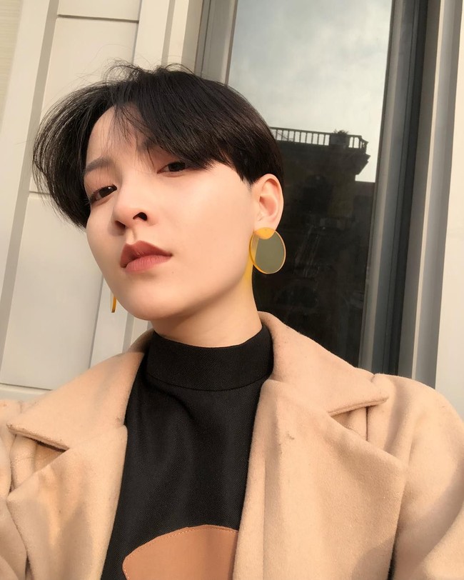 Akun Instagram-nya pun cukup banyak follower. Bukan hanya karena mirip Jungkook dan J-Hope BTS tapi Trần sering tampil dengan gaya busana stylish. Foto: Instagram @morr_tran