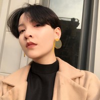 Akun Instagram-nya pun cukup banyak follower. Bukan hanya karena mirip Jungkook dan J-Hope BTS tapi Trần sering tampil dengan gaya busana stylish. Foto: Instagram @morr_tran