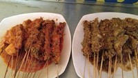 Sate kerang manis dan sate blengong yang pedas gurih merupakan pasangan lauk yang pas buat ketupat glabed.Foto : Instagram @doyan_njajan