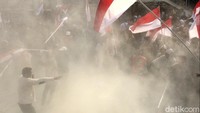 Aksi yang digelar di depan gedung KPK, Jakarta, itu pun sempat menampilkan aksi teatrikal menyemprotkan asap di depan gedung lembaga antirasuah tersebut. Iswahyudi/Dok. Detikcom.