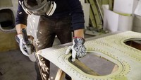 Butuh waktu hampir 10 minggu untuk membongkar pesawat sepanjang 75 meter itu. Potongan-potongan yang cukup kecil dihasilkan untuk membuat Lufthansa Upcycling Collection (CNN/Lufthansa)