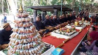 Warga Desa Banyuanyar, Kecamatan Ampel, Kabupaten Boyolali menggelar tradisi Kenduren Udan Dawet. Ritual ini dilaksanakan untuk meminta hujan kepada Tuhan pada musim kemarau panjang ini. Tradisi itu dilaksanakan di Punden Sendang Mande Rejo, di Dukuh Bunder, Desa Banyuanyar, Jumat (20/9/2019).