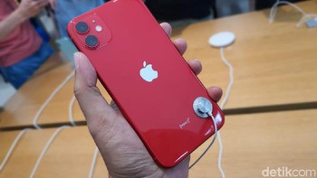 iPhone 11 merah. Foto: Adi Fida Rahman/detikINET