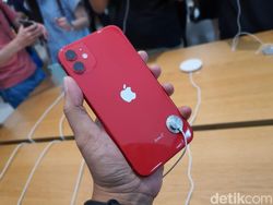 Ratusan Orang Serbu Apple Orchard Jajal iPhone 11