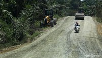 Tampak alat berat melakukan pengerasan jalan sebelumnya jalan ini rusak parah. Perbaikan jalan negara Trans Kalimantan telah memasuki tahap pekerjaan fisik.