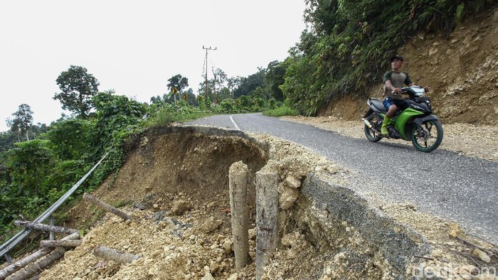 Longsor terjadi di Jalan PDKS Desa Luanbalu, Kecamatan Teluk Dalam, Simeulue Timur, Aceh, pada bulan Juli 2019 lalu. Hingga kini jalan itu belum juga diperbaiki