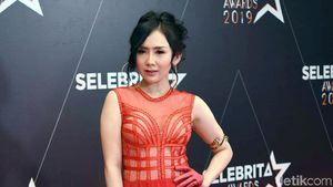 Wow, Ucie Sucita Tampil Seksi dengan Dress Menerawang