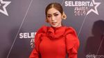 Jessica Iskandar Merah Merona