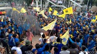 Nampak pula massa yang mengenakan jaket biru dan membawa bendera berlogo PMII turut melakukan aksi demo di depan gedung KPK. Ari Saputra/Dok. Detikcom.