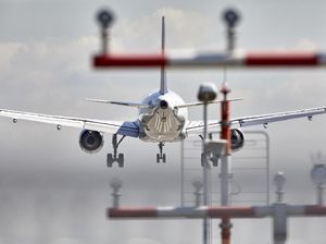 Panik Gegara Penumpang Bersin, Pesawat United Airlines Mendarat Darurat