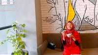 “Makan cereal sama bapak di belakang 😌🥣,” tulis Fatimah di keterangan foto. Wah, ekspresi makan serealnya menghayati banget ya? Foto: Instagram fatimahhalilintar