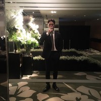 Manajer baru EXO bernama Choi Woojin jadi bahan perbincangan warganet. Manager baru itu sampai viral karena dinilai nggak kalah ganteng dari anggota EXO lainnya. Foto: dok. Instagram @___jtonic