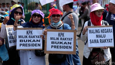 Emak-emak Demo Tolak RUU PKS dan Pelemahan KPK di DPR