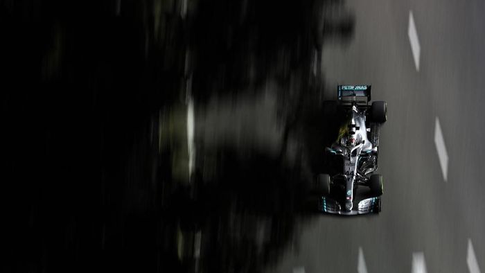 Lewis Hamilton menjadi yang tercepat di Free Practice Formula 1 Grand Prix Singapura. (Foto: Mark Thompson/Getty Images) Lewis Hamilton menjadi yang tercepat di Free Practice Formula 1 Grand Prix Singapura. (Foto: Mark Thompson/Getty Images)
