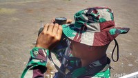 Dari atas puncak, mereka memantau lautan (Afif Farhan/detikcom)