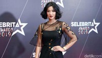 Pose dara berusia 28 tahun itu saat bergaya di depan kamera. Pool/Noel/detikFoto.