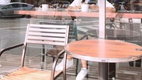 Nongkrong di coffee shop, nenek dari Sheena Gabriella Aurora ini terlihat gaul seperti anak muda. Wajahnya yang cantik semakin terlihat manis dengan senyuman. Foto: instagram @lies1801