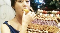 Wow! Di balik tubuh langsingnya, Kim Tae-hee tak ragu makan banyak kue. Foto: Istimewa