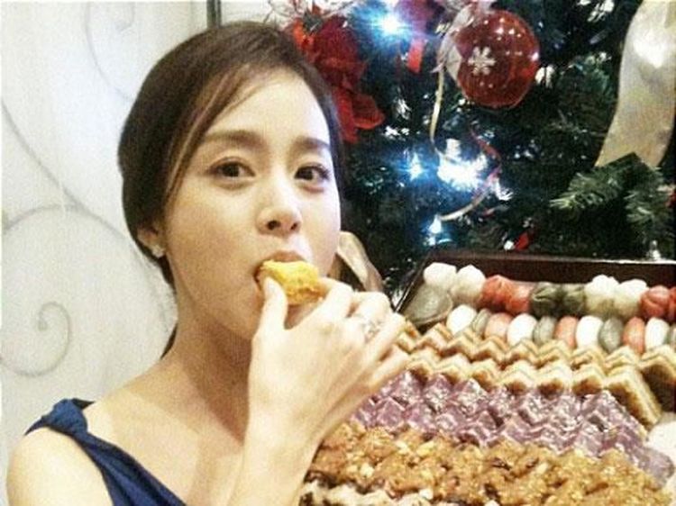 Pesona Manis Istri Rain, Kim Tae-hee Saat Kulineran