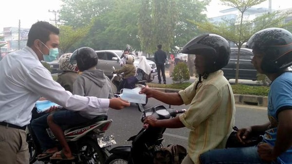 Sebar Ribuan Masker untuk Korban Kabut Asap