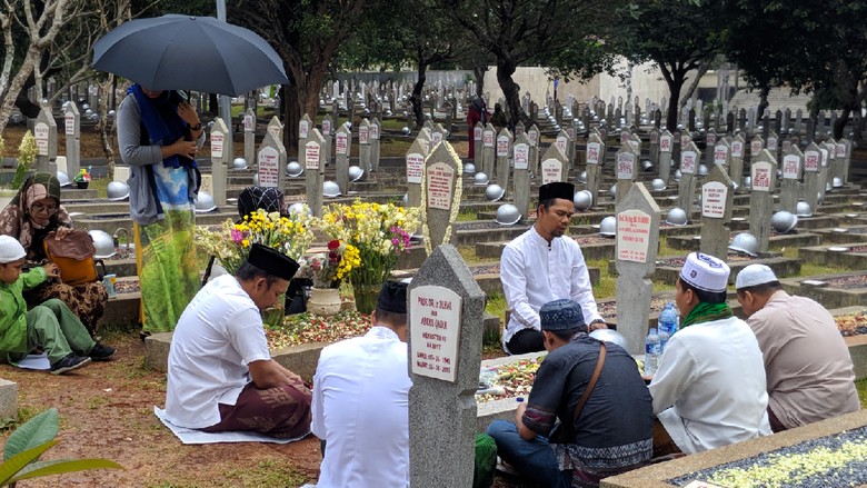 Makam BJ Habibie Masih Ramai Didatangi Peziarah Makam BJ Habibie Masih Ramai Didatangi Peziarah