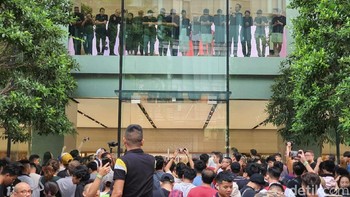 Perjuangan mereka terbayar setelah berhasil menggaet iPhone 11 idaman. Foto: Adi Fida Rahman/detikINET