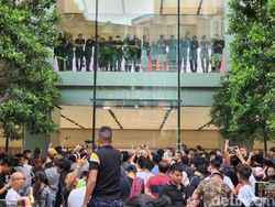 Bertahan Semalaman, Fanboy Apple Akhirnya Gaet iPhone 11 Idaman