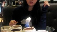 Foto lama ini memperlihatkan wajah manis Kim Tae-hee. Ia terlihat sedang membakar marshmallow sebelum dicelup dalam cokelat leleh. Foto: Instagram kimtaehee_one