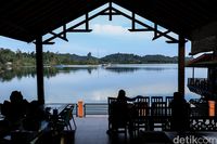 Saung yang menghadap Teluk Sinabang (Rifkianto/detikcom)