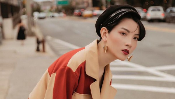 Model Cewek Ini Viral Karena Wajahnya Unik, Mirip Jungkook dan J-Hope BTS