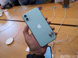 Ratusan Orang Serbu Apple Orchard Jajal iPhone 11