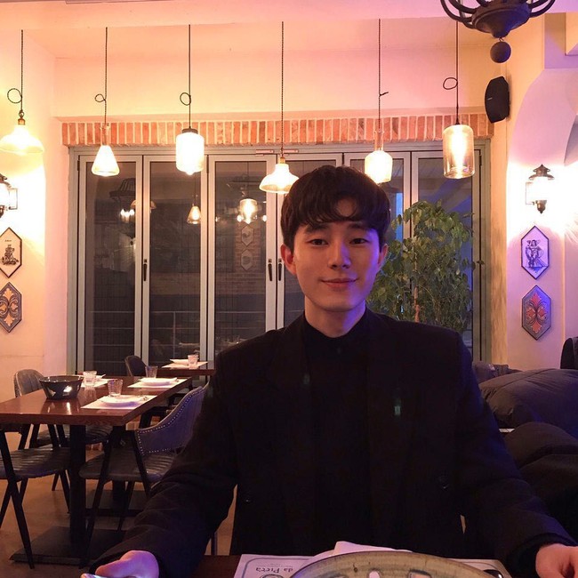 Foto yang diabadikan oleh EXO-L (sebutan untuk fans EXO) itu pun jadi viral. Dengan kekuatan netizen, Instagram Choi Woojin pun ditemukan dan langsung diserbu follow, like dan komentar.  Foto: dok. Instagram @___jtonic