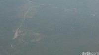 Penampakan kabut asap yang selimuti Natuna dari udara.