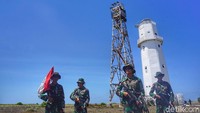 Satgas Pengamanan Pulau Terluar tiba di mercusuar (Afif Farhan/detikcom)