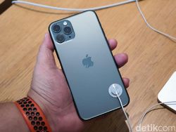 Ratusan Orang Serbu Apple Orchard Jajal iPhone 11