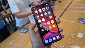 Tampak depan iPhone 11 Pro Midnight Green. Foto: Adi Fida Rahman/detikINET