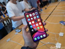 Ratusan Orang Serbu Apple Orchard Jajal iPhone 11