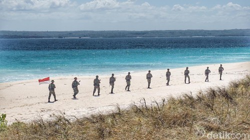 Patroli Satgas TNI di Pulau Ndana