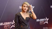 Tak seperti biasanya, Evelyn terlihat sangat seksi dengan blazer tersebut. Pool/Noel/detikFoto.