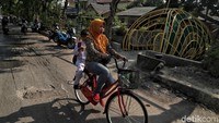 Tak cuma dilalui oleh pejalan kaki, Jembatan Kerang Hijau itu pun kerap dilalui oleh pesepada maupun pengendara motor.