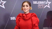 Jessica Iskandar juga memakai anting-anting besar saat tampil. Foto: Noel/detikHOT