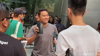 Yang ini pun tak kalah gembiranya. Senyum mengembang sambil menggenggam iPhone 11. Foto: Adi Fida Rahman/detikINET