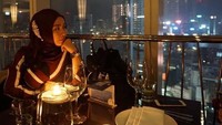 Lagi-lagi candid, ini pose menopang dagu a al Shobibah di sebuah restoran mewah dengan cahaya lilin. Foto: Instagram @obib_nahrawi