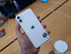 Ratusan Orang Serbu Apple Orchard Jajal iPhone 11