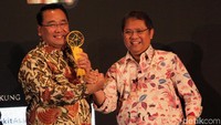 Menteri Desa, Pembangunan Daerah Tertinggal dan Transmigrasi Eko Putro Sandjojo berhasil meraih penghargaan Indonesia Digital Initiative Award 2019 atas keberhasilannya mengembangkan website.