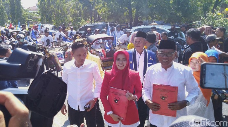 Naik Becak, Pasangan Eisti-Jos Daftar Maju Pilbup Demak Lewat PDIP Naik Becak, Pasangan Eisti-Jos Daftar Maju Pilbup Demak Lewat PDIP