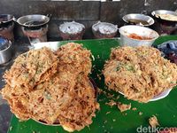 Warung Pojok Mbak Yuni: Renyahnya Telur Dadar Keriting Rp 3.000 yang Selalu Diantre