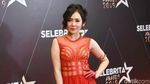 Wow, Ucie Sucita Tampil Seksi dengan Dress Menerawang