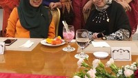 Dalam acara resmi, Shobibah kerap berpose bersama dengan ibu-ibu lain. Nampak Ibu Negara Iriana berdiri tepat di belakang Shobibah. Foto: Instagram @obib_nahrawi